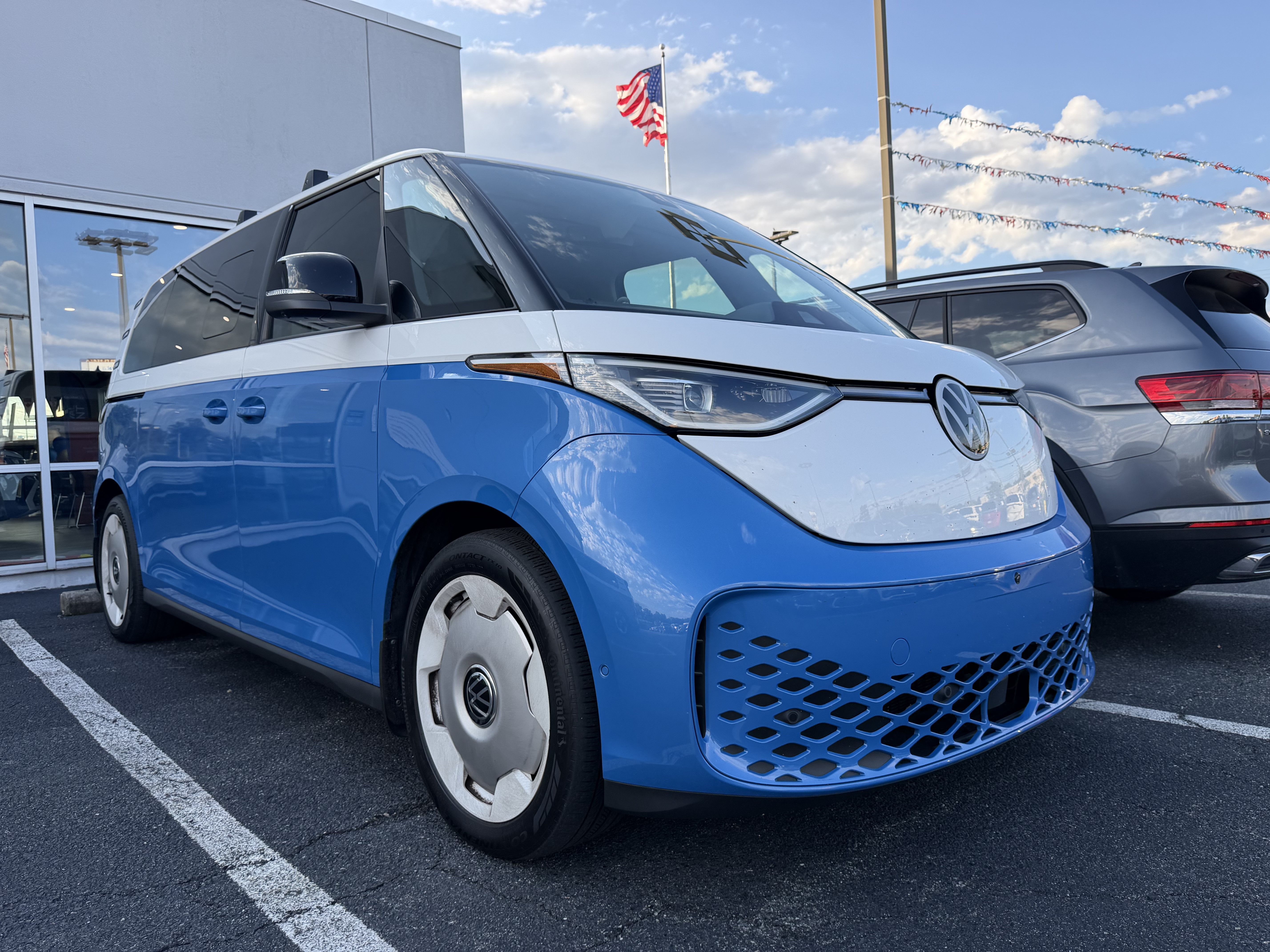 Used 2025 Volkswagen ID. Buzz 1st Edition AWD/4WD image 8