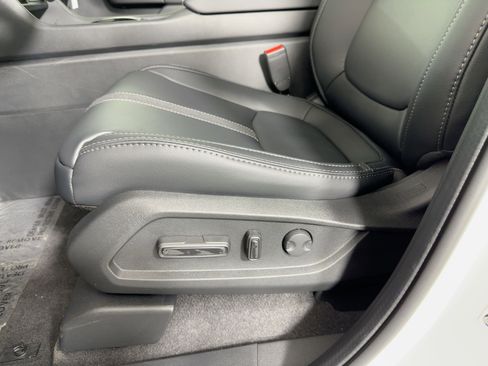 New 2025 Honda Pilot Touring image 13