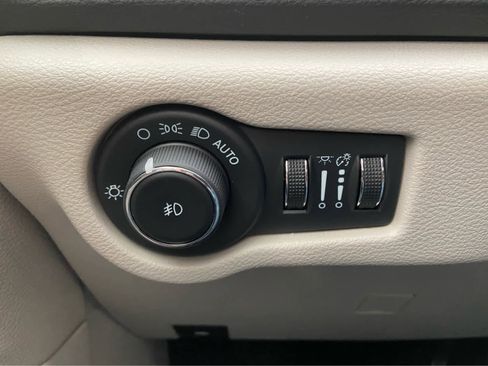 Used 2024 Chrysler Pacifica Touring-L image 36