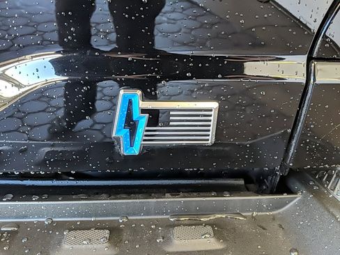 Used 2022 Ford F150 Lightning Lariat image 7