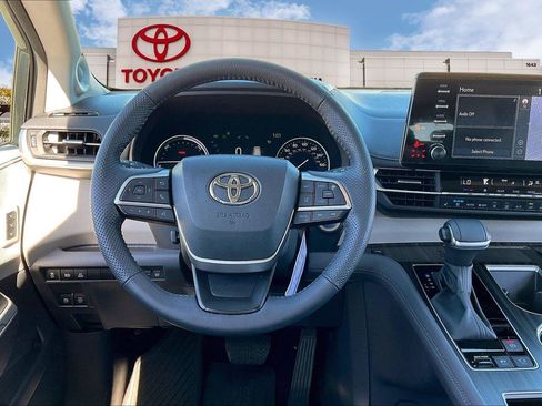 Certified 2024 Toyota Sienna Limited image 5