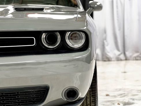 Used 2019 Dodge Challenger SXT image 3