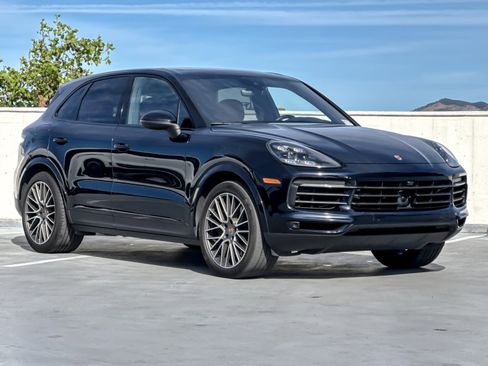 Certified 2023 Porsche Cayenne Platinum Edition image 10