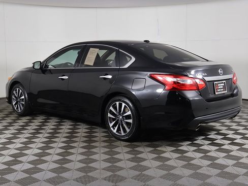 Used 2017 Nissan Altima 2.5 SL w/ Moonroof Package image 9
