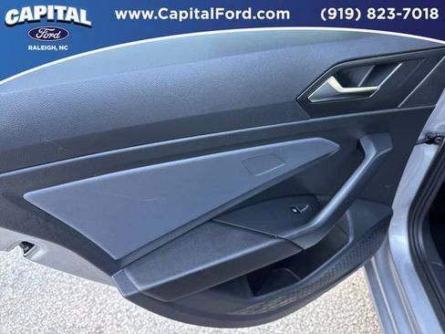 Used 2025 Volkswagen Jetta SE FWD image 17
