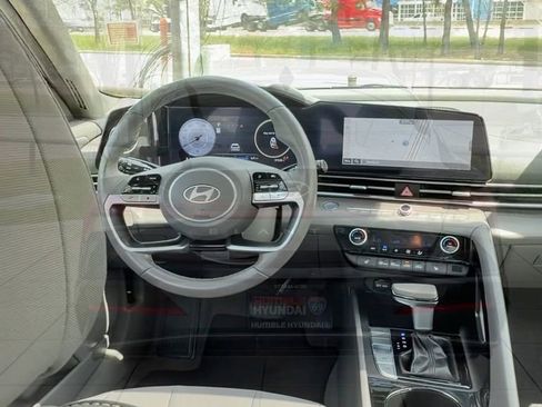 Certified 2025 Hyundai Elantra SEL image 19