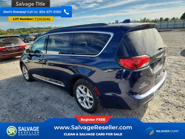 Used 2017 Chrysler Pacifica Touring-L w/ Tire & Wheel Group FWD image 3