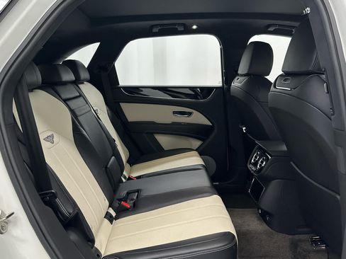Used 2023 Bentley Bentayga AWD/4WD image 21