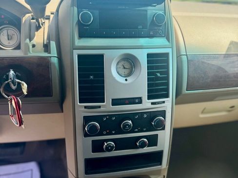 Used 2009 Chrysler Town & Country LX image 8