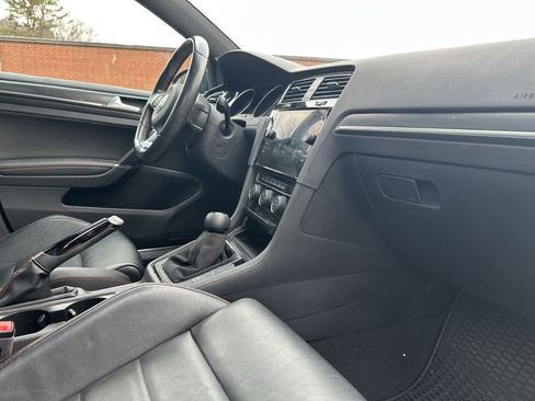 Used 2018 Volkswagen Golf S image 19