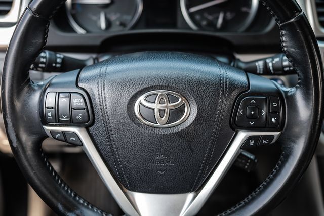 Used 2017 Toyota Highlander XLE AWD/4WD image 29