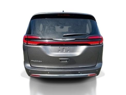 Used 2023 Chrysler Pacifica Touring-L FWD image 6