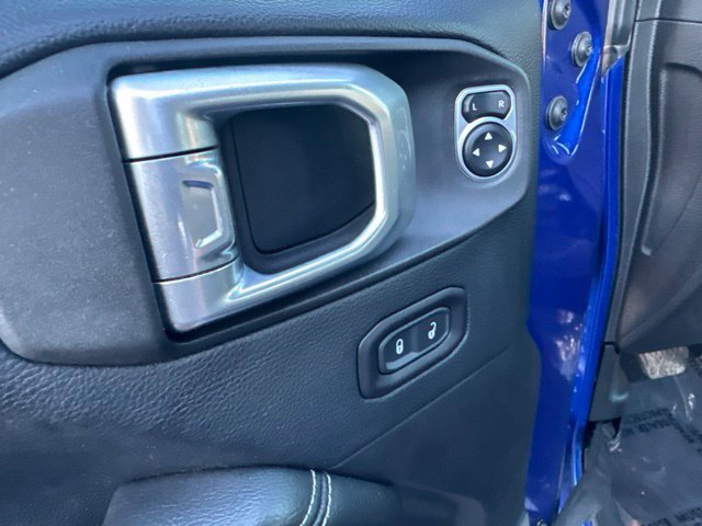 Used 2018 Jeep Wrangler Unlimited Sahara w/ Dual Top Group AWD/4WD image 21