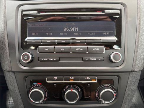 Used 2013 Volkswagen Golf 4-Door FWD image 17
