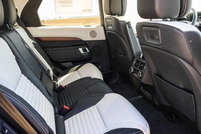 Used 2025 Land Rover Discovery Dynamic SE AWD/4WD image 10