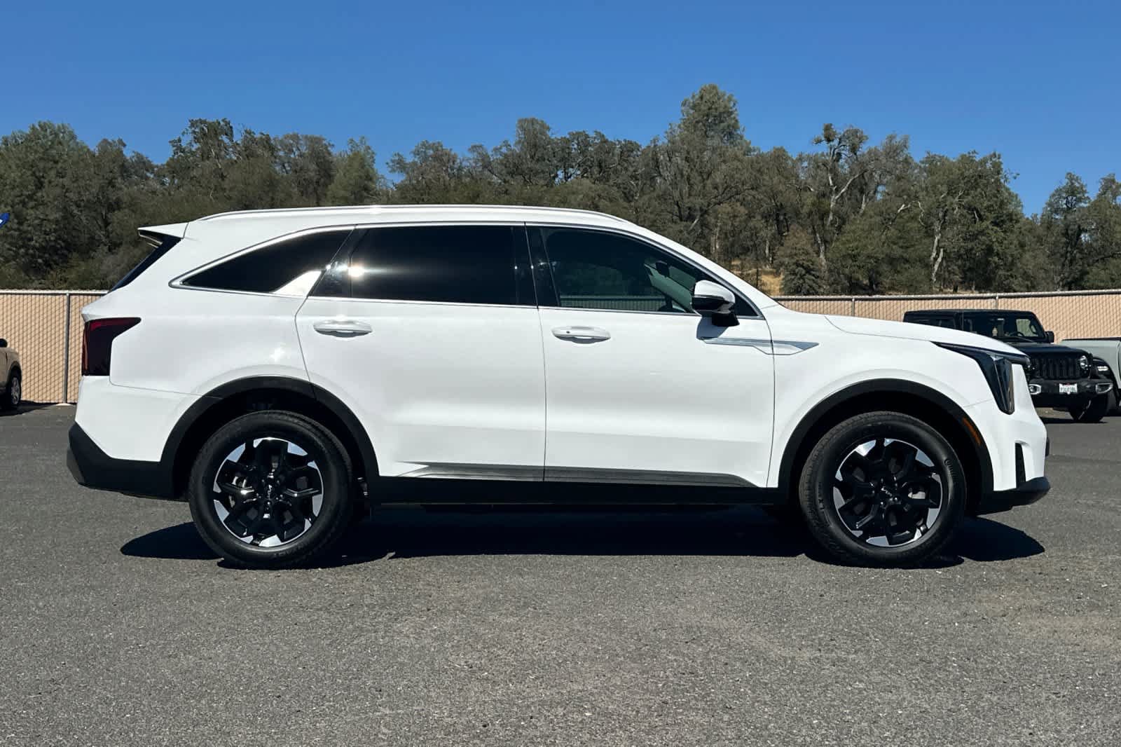 Used 2025 Kia Sorento S AWD/4WD image 2