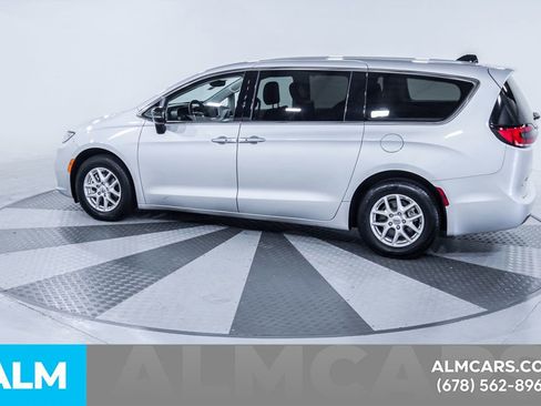 Used 2024 Chrysler Pacifica Touring-L image 5