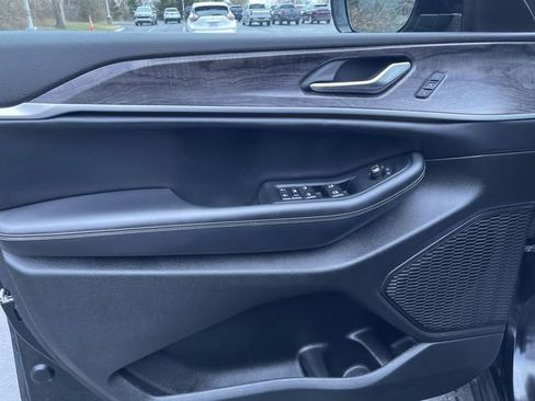 Used 2023 Jeep Grand Cherokee Limited w/ Luxury Tech Group II image 22