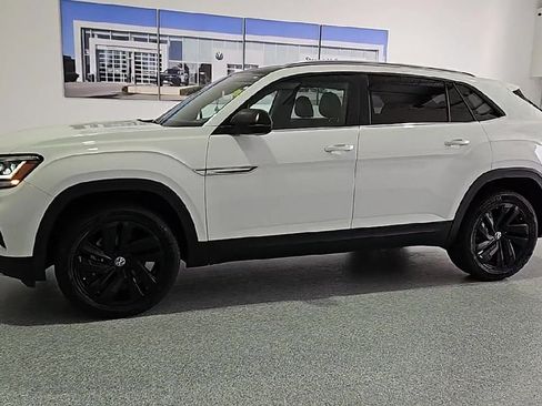 Certified 2022 Volkswagen Atlas Cross Sport SE w/ Panoramic Sunroof Package AWD/4WD image 5