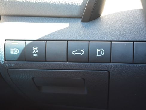 Used 2018 Toyota Camry SE w/ Convenience Package FWD image 17