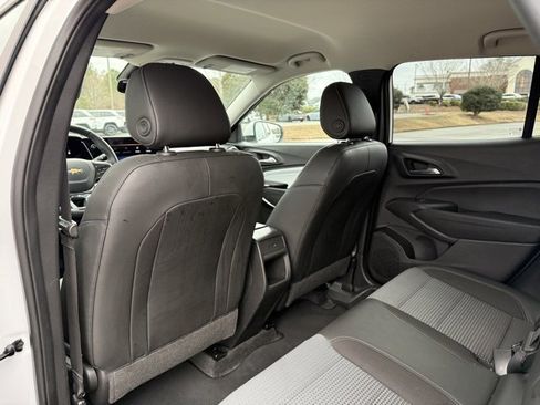 Used 2025 Chevrolet Trax LT w/ LT Convenience Package image 28