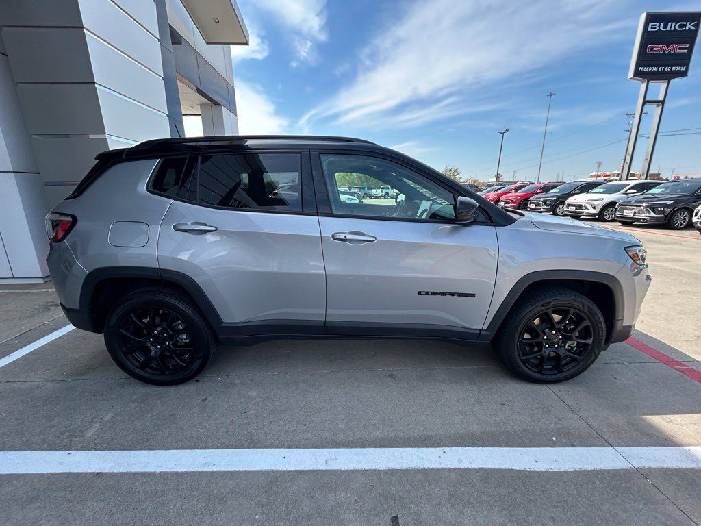 Used 2023 Jeep Compass Latitude AWD/4WD image 4