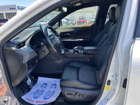 Used 2021 Toyota Venza XLE image 9