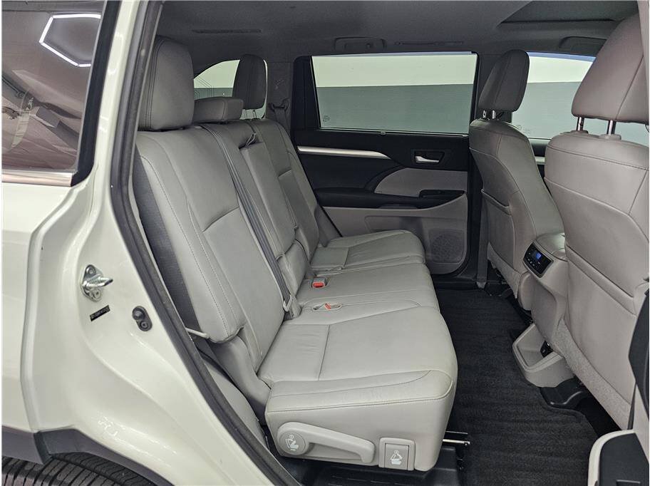 Used 2014 Toyota Highlander XLE AWD/4WD image 16