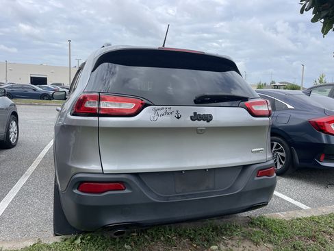 Used 2018 Jeep Cherokee Latitude w/ Altitude Package FWD image 17
