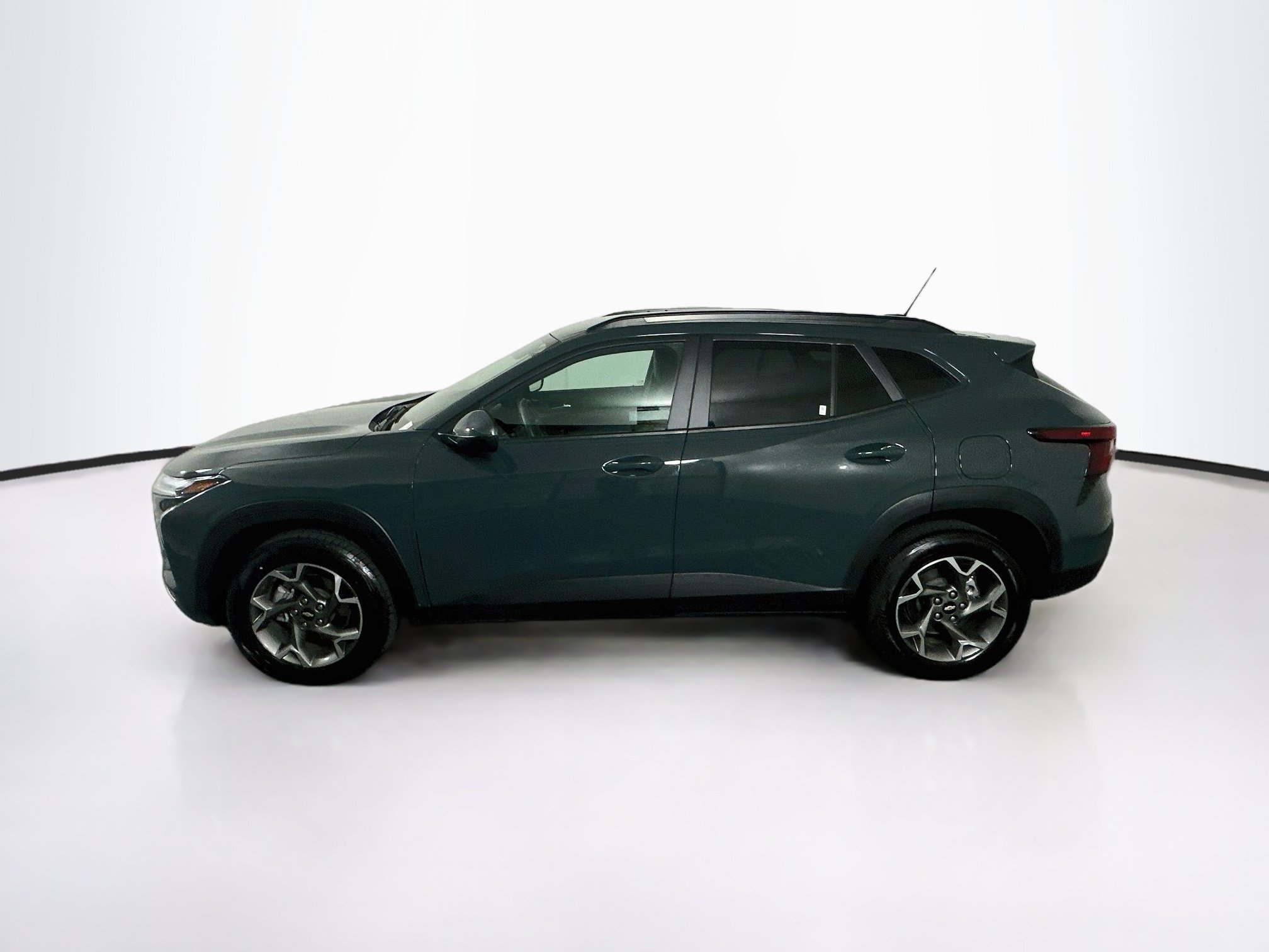Used 2025 Chevrolet Trax LT FWD image 4