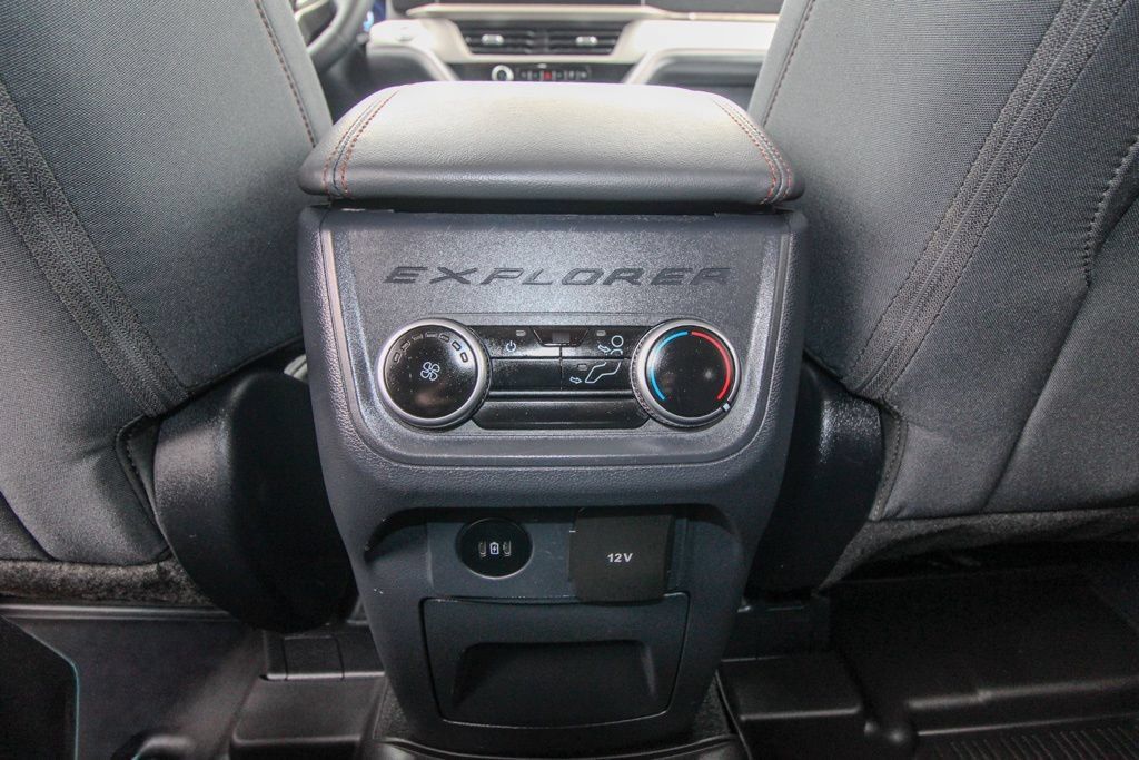 Used 2025 Ford Explorer Active AWD/4WD image 10