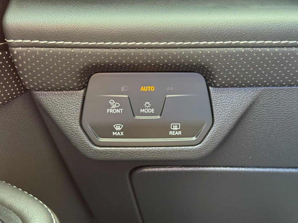 Used 2025 Volkswagen Atlas Cross Sport SE FWD image 22