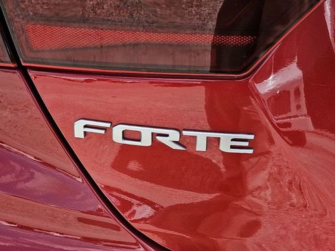 Used 2022 Kia Forte LXS w/ LXS Technology Package FWD image 9