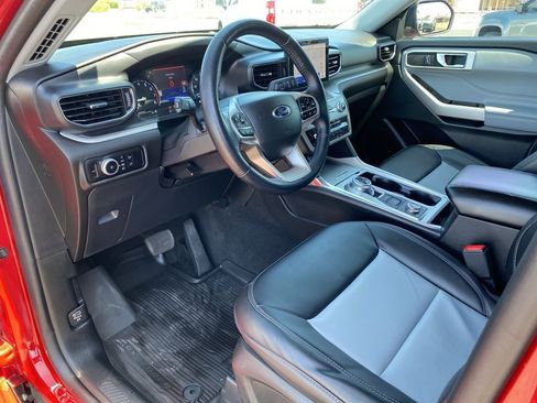 Used 2023 Ford Explorer XLT w/ Equipment Group 202A AWD/4WD image 28