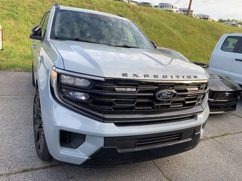 New 2026 Ford Expedition Platinum AWD/4WD image 3