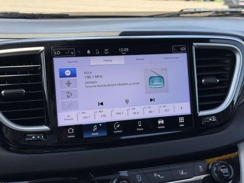 Used 2024 Chrysler Pacifica Touring-L FWD image 25