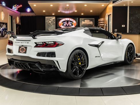 Used 2025 Chevrolet Corvette Z06 w/ Z07 Performance Package RWD image 4
