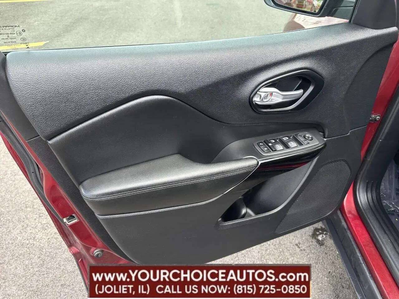 Used 2021 Jeep Cherokee Latitude Plus FWD image 35