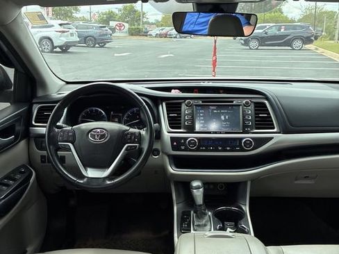 Used 2018 Toyota Highlander XLE image 7