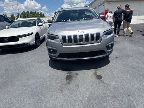 Used 2019 Jeep Cherokee Latitude w/ Cold Weather Group AWD/4WD image 3