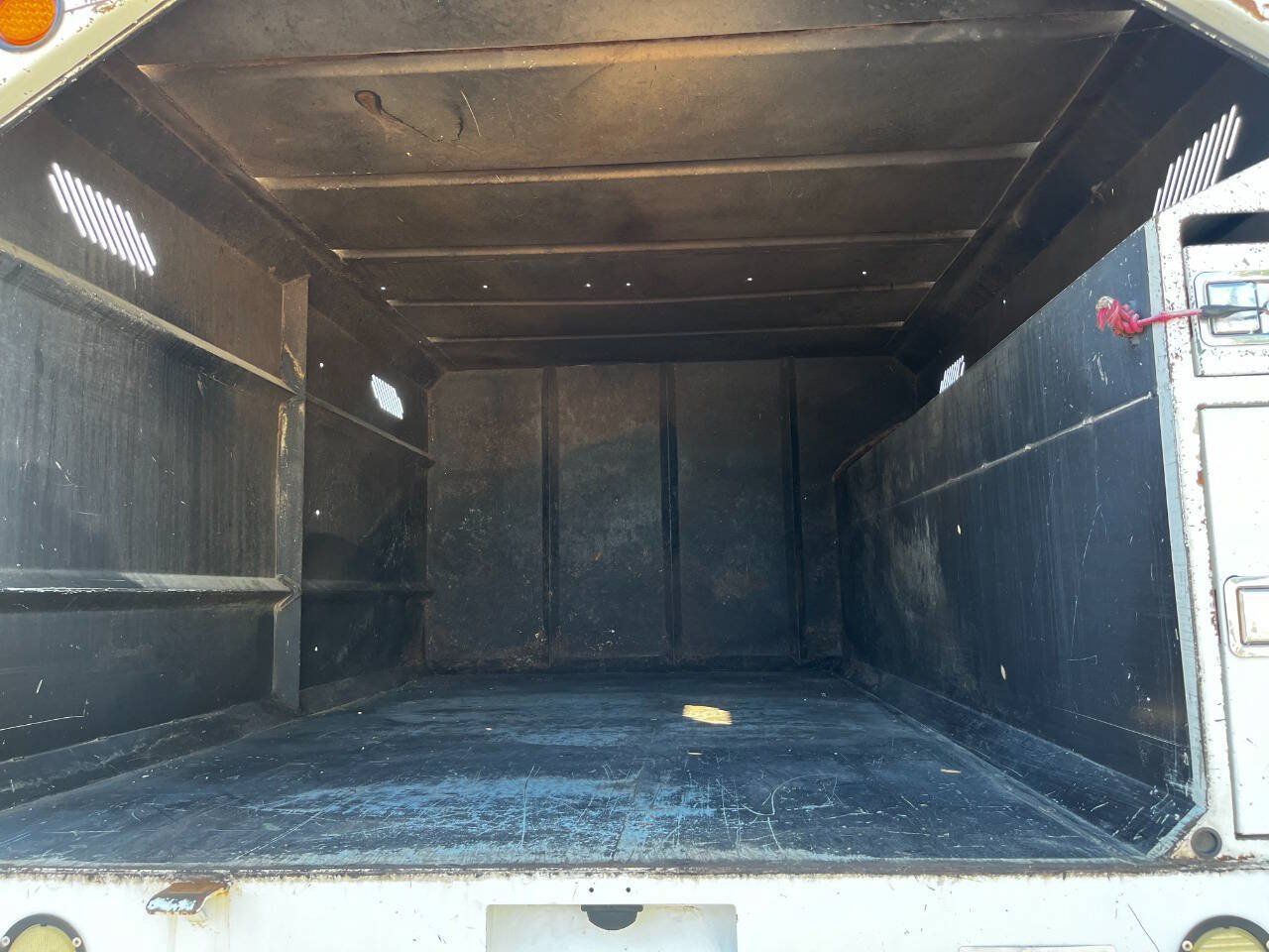 Used 2013 Ford F750 2WD Regular Cab Super Duty image 18