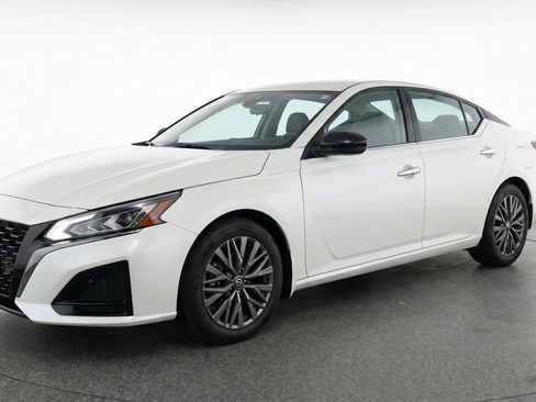Used 2025 Nissan Altima 2.5 SV FWD image 3