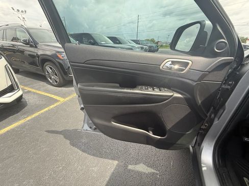 Used 2017 Jeep Grand Cherokee Laredo w/ Quick Order Package 23E AWD/4WD image 11