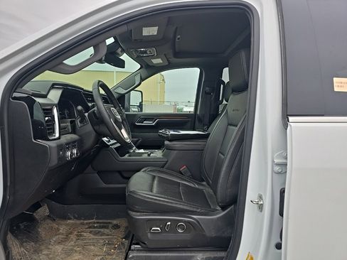Used 2025 GMC Sierra 3500 Denali image 8