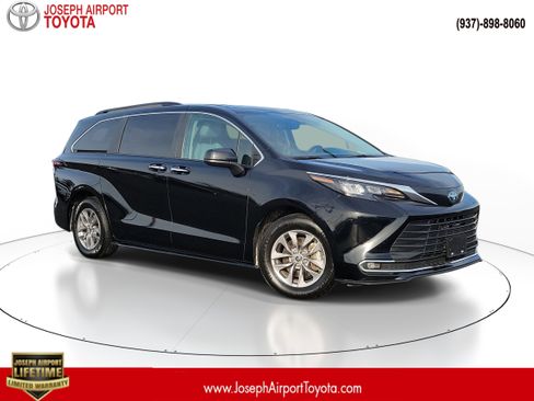 Used 2024 Toyota Sienna XLE image 1