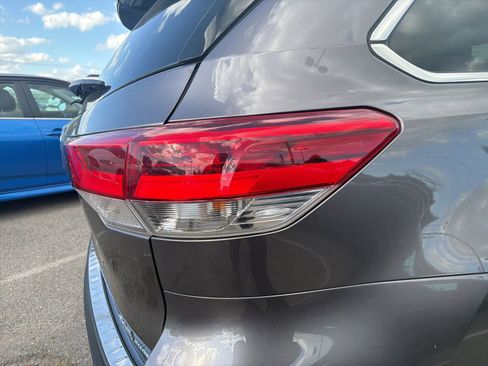 Used 2019 Toyota Highlander XLE AWD/4WD image 5