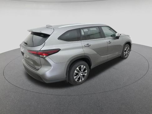 New 2026 Toyota Highlander XLE image 1
