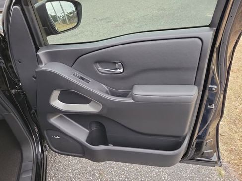 Used 2023 Nissan Frontier SV w/ SV Premium Package image 34