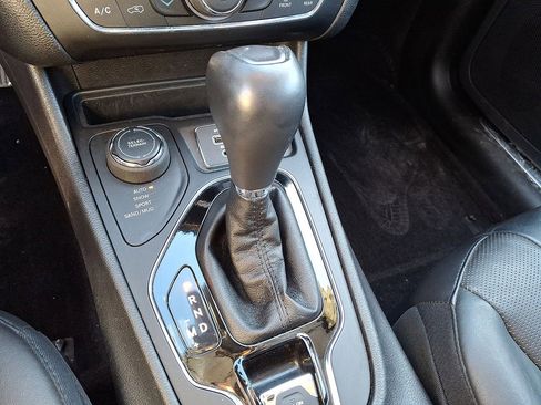 Certified 2019 Jeep Cherokee Overland w/ Technology Group image 12