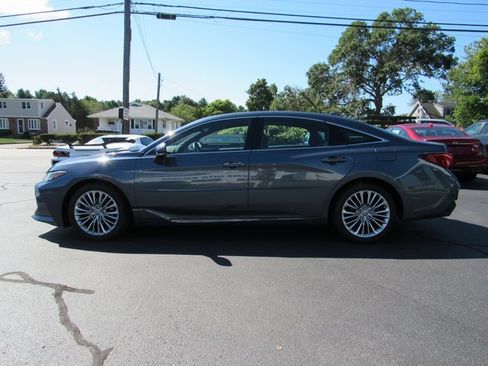 Used 2022 Toyota Avalon Limited image 3